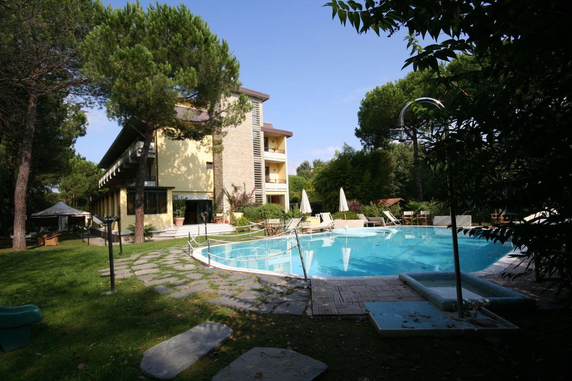 Hotel Nedy Marina di Massa Exterior foto